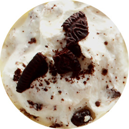 Фото сливочного мороженного с кусочками черного шоколада