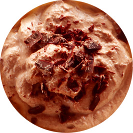 Фото сливочно-кофейного мороженного с кусочками шоколада