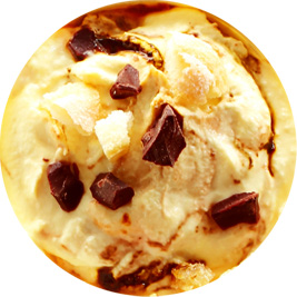 Фото сливочно-ванильного мороженного с кусочками шоколада